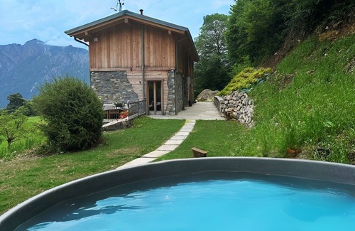 Civenna Apartamento | Chalet de lujo Apartamento 'Baita Treeb Tramontana' con vistas al lago, terraza privada y Wi-Fi