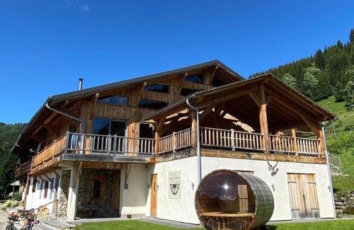 La Cote-d'Arbroz Chalet De Esquí | Luxury Chalet, stunning views with hot tub & sauna