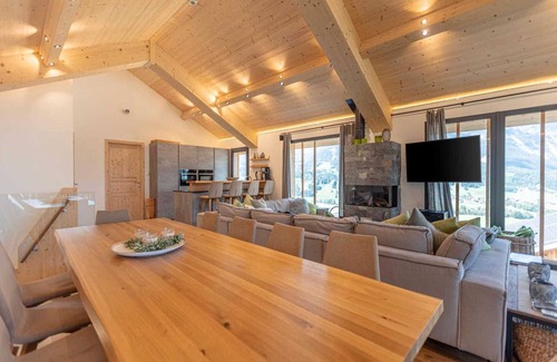 Haus im Ennstal Chalet De Esquí | Chalet de lujo con piscina junto al telesilla