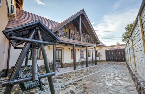 Vladeni Chalet De Esquí | Luxury Chalet with private swimmingpool located in residential Saxon area