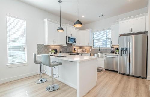 South Central Houston Casa | Luxury Charming 3BR 3Bath Free Wi-FI 8 Guests, Gated Home, Houston Downtown