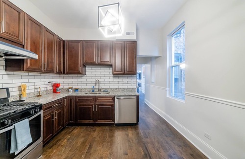 Grand Boulevard Casa | Luxury Chicago TH is a 10-minute drive to DWTN, perfect for city access RSV Now