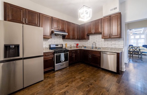 Grand Boulevard Casa | Luxury Chicago TH is a 10-minute drive to DWTN, perfect for city access RSV Now