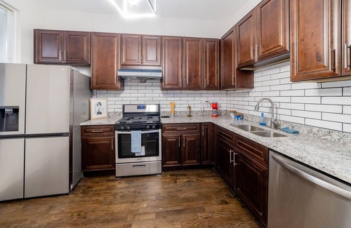Grand Boulevard Casa | Luxury Chicago TH is a 10-minute drive to DWTN, perfect for city access RSV Now