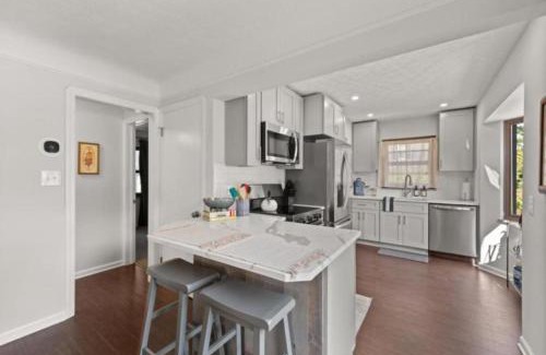 Parma Heights Casa | Luxury Cleveland Home with Fitness Equipment and Yard