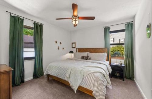 Parma Heights Casa | Luxury Cleveland Home with Fitness Equipment and Yard