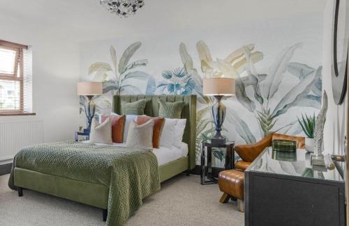 Ewenny Casa | Luxury Coach House Sleeps 12 Five Bedrooms