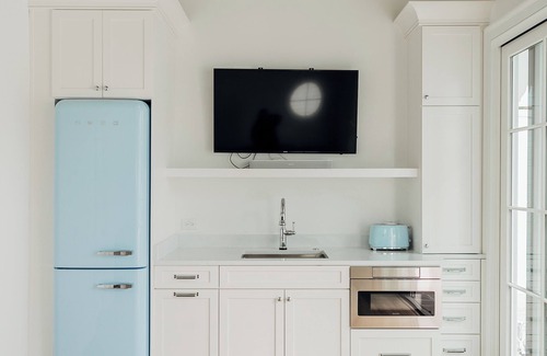 Northeast Virginia Beach Cabaña | Luxury Coastal 1-Bedroom Cottage on 52nd Street