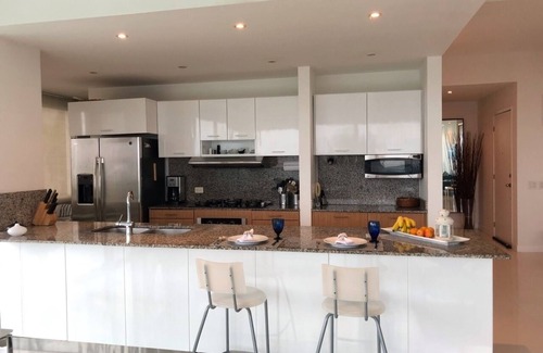 La Boquilla Condominio | Pasos de lujo y confort de la playa, 3 piscinas! Cocinero gourmet y familiar!