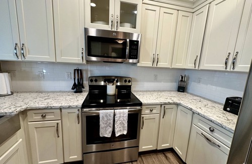 Sherman Hill Condominio | Luxury condo. 2 car garage, rooftop patio. Perfect for work or play!