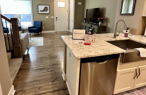 Sherman Hill Condominio | Luxury condo. 2 car garage, rooftop patio. Perfect for work or play!