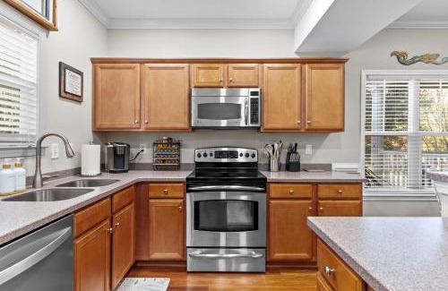 Southport Apartamento | Luxury Condo 3bdr 2bth 4 bed with Beach Pool Golf Boat Ramp Pickle Ball