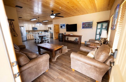 Gruene Condominio | Luxury Condo Hidden Gem of Gruene Resort A1