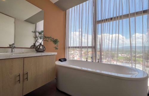 Leon Apartamento | Luxury Condo Scenic Views of Festival del Globo