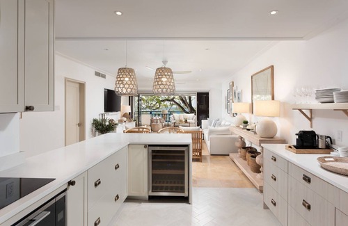 Old Trees Bay Condominio | Coral Cove 7 - Sunset: Condominio de lujo Living