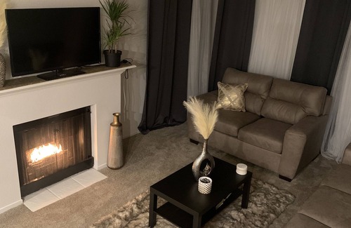 Burbank Cama Y Desayuno | Luxury Condo w/ Complimentary Breakfast and Free Parking! 5 mins from Universal