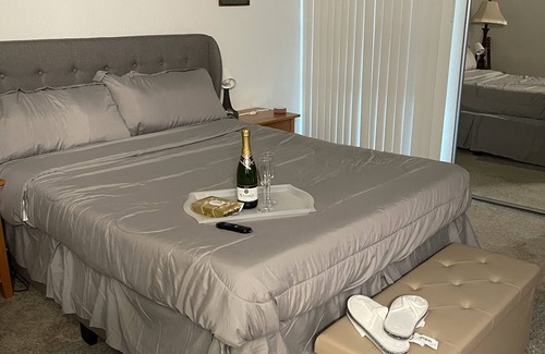 Burbank Cama Y Desayuno | Luxury Condo w/ Complimentary Breakfast and Free Parking! 5 mins from Universal