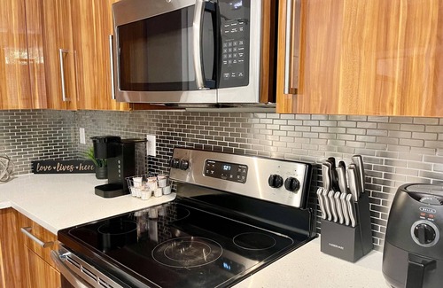 Highlands - Perkins Condominio | Luxury Condo w/ KING BED close to LSU, Downtown & Interstate ❤️⭐️