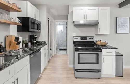 Historic Waverly Apartamento | Luxury Condo w/ Pool Newly Renovated!