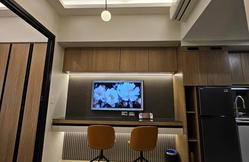 Bonifacio Global City Apartamento | Luxury condo with gym,WiFi,NETFLIX at Park Mckinley West, Venice, SM Aura BGC