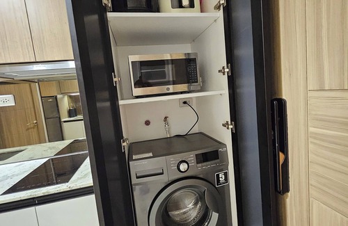 Bonifacio Global City Apartamento | Luxury condo with gym,WiFi,NETFLIX at Park Mckinley West, Venice, SM Aura BGC