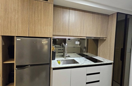Bonifacio Global City Apartamento | Luxury condo with gym,WiFi,NETFLIX at Park Mckinley West, Venice, SM Aura BGC