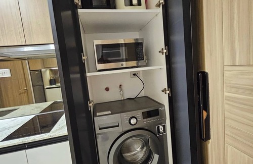 Bonifacio Global City Apartamento | Luxury condo with gym,WiFi,NETFLIX at Park Mckinley West, Venice, SM Aura BGC