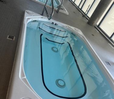 Kitchener Apartamento | Luxury Condo with Hottub, outdoor firepit & Bowlin