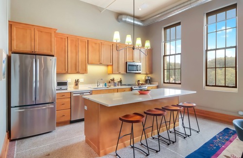 Traverse City Condominio | Condominio de lujo con un gran balcón privado con vistas espectaculares.