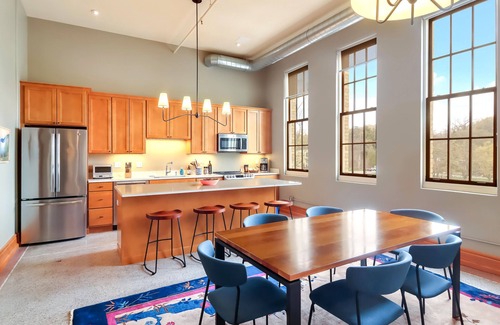 Traverse City Condominio | Condominio de lujo con un gran balcón privado con vistas espectaculares.