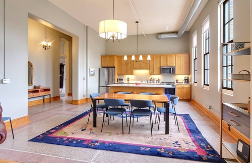 Traverse City Condominio | Condominio de lujo con un gran balcón privado con vistas espectaculares.
