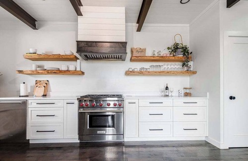 Fredericksburg Casa | Luxury Container Home - Near Alamo Springs Cafe
