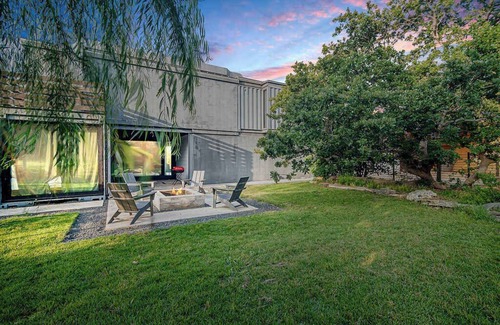 Fredericksburg Casa | Luxury Container Home - Near Alamo Springs Cafe