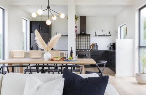Larkfield-Wikiup Casa | Luxury Container Home w 360 Views + Infinity Pool