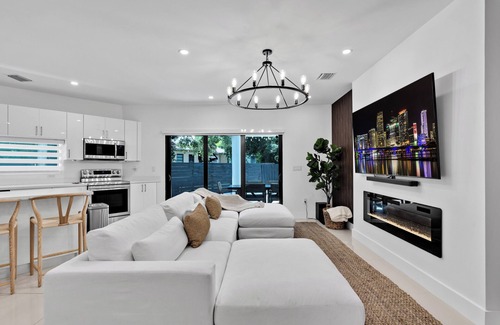 Ludlam Casa | Luxury Contemporary Home - Pool & Basketball Court!