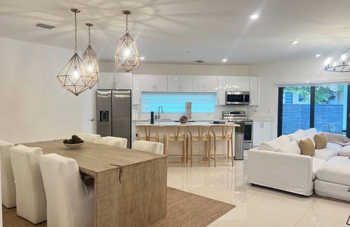 Ludlam Casa | Luxury Contemporary Home - Pool & Basketball Court!