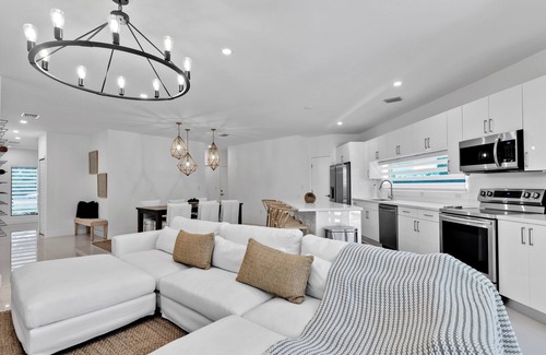 Ludlam Casa | Luxury Contemporary Home - Pool & Basketball Court!