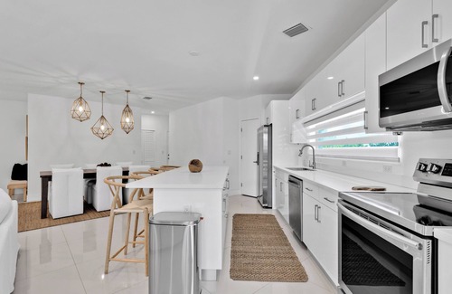 Ludlam Casa | Luxury Contemporary Home - Pool & Basketball Court!