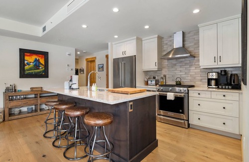 Canmore Condominio | Luxury Corner Condo w/ Mountain Views + Hot Tub