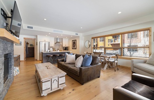 Canmore Condominio | Luxury Corner Condo w/ Mountain Views + Hot Tub