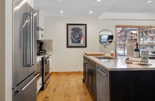 Canmore Condominio | Luxury Corner Condo w/ Mountain Views + Hot Tub