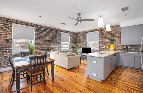 Historic District - North Condominio | Luxury Corner Loft | Broughton St Views | Walk Everywhere