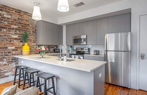 Historic District - North Condominio | Luxury Corner Loft | Broughton St Views | Walk Everywhere