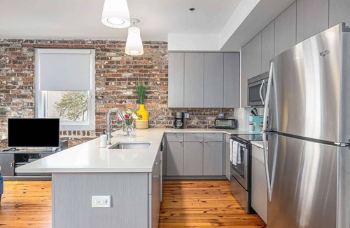 Historic District - North Condominio | Luxury Corner Loft | Broughton St Views | Walk Everywhere