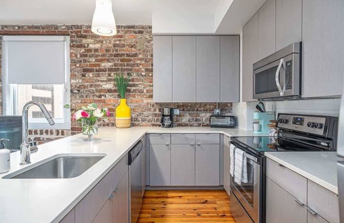 Historic District - North Condominio | Luxury Corner Loft | Broughton St Views | Walk Everywhere