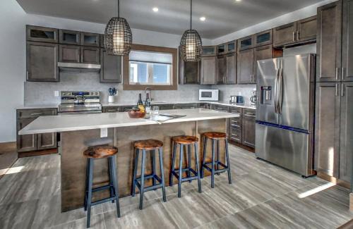 The Blue Mountains Chalet De Esquí | Luxury Cottage at Blue Mountain, Private Beach Access, BBQ, Hot Tub, 7 baths