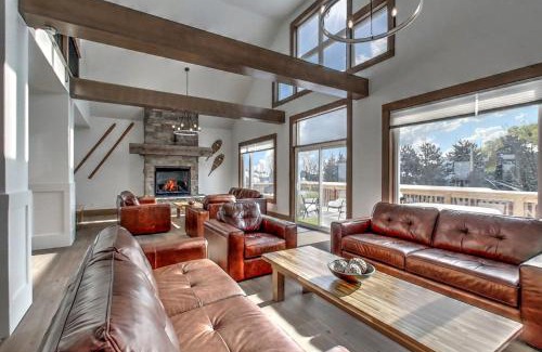 The Blue Mountains Chalet De Esquí | Luxury Cottage at Blue Mountain, Private Beach Access, BBQ, Hot Tub, 7 baths