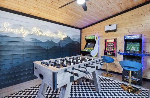 Gatlinburg - Pigeon Forge Casa | Luxury Cottage Game House Hot Tub Fire Pit