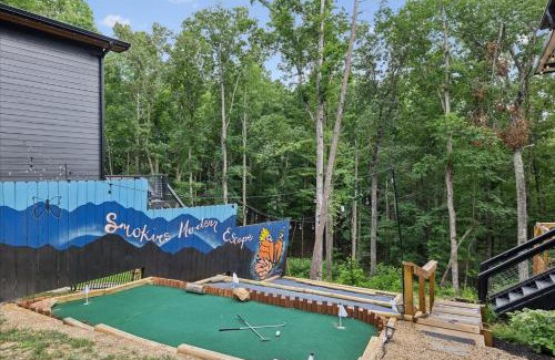 Gatlinburg - Pigeon Forge Casa | Luxury Cottage Game House Hot Tub Fire Pit