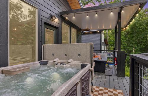 Gatlinburg - Pigeon Forge Casa | Luxury Cottage Game House Hot Tub Fire Pit